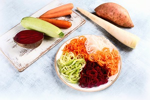 “Nudeln“ aus Zucchini, Karotten, roter Beete, Petersilienwurzel und Süßkartoffel